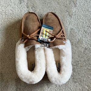 NWT Dearfoams Tan Moccasin Slippers with Cream Fur